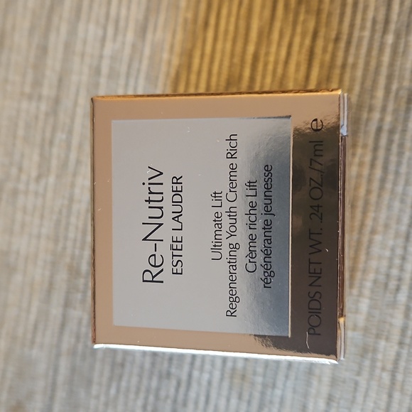 Estee Lauder 5 Piece Skincare Set Plus Cosmetic Pouch & Comb/Mirror - Picture 4 of 8